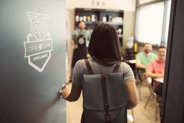 Τα καφεκοπτεία Coffee Island στηρίζουν την κοινωνική και επαγγελματική ένταξη των ενήλικων κοριτσιών της «Μέλισσα» Στέγη Παιδικής και Εφηβικής Προστασίας Θηλέων