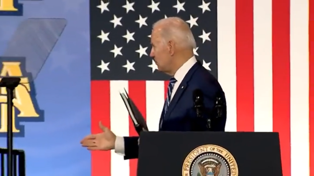 Χειραψία με τον… αέρα έκανε ο Τζο Μπάιντεν μετά το τέλος ομιλίας του [ΒΙΝΤΕΟ]