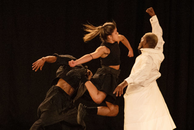 Ο χορός ως κίνημα αντίστασης: Ο Βραζιλιάνος Bruno Beltrão και η ομάδα του χορεύουν ενάντια στις ακροδεξιές πρακτικές