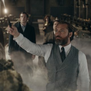 Στο Φανταστικά Ζώα: Τα Μυστικά του Ντάμπλντορ, Τζουντ Λο και Μαντς Μίκελσεν δοκιμάζουν τη μαγεία στον κόσμο των ενηλίκων