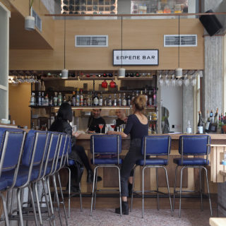 Στο Έπρεπε bar το «σκληρό» ποτό πηγαίνει χέρι-χέρι με το τσιμπολόγημα