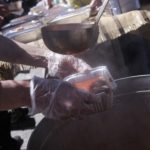 Ιερέας έβρισε και έδιωξε τρανς γυναίκα από συσσίτιο