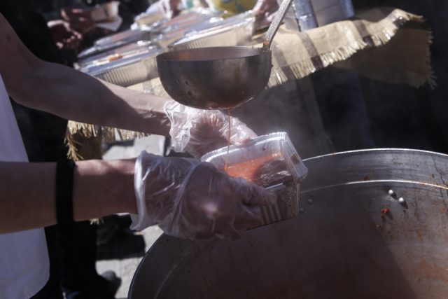 Ιερέας έβρισε και έδιωξε τρανς γυναίκα από συσσίτιο