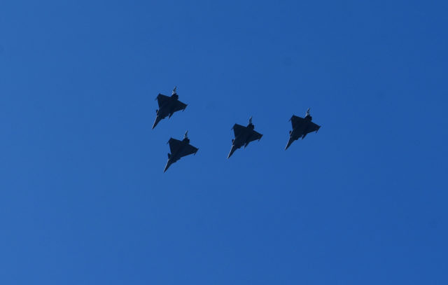 Διέλευση αεροσκαφών πάνω από την Ακρόπολη το μεσημέρι