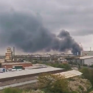 Μεγάλη φωτιά κοντά στο αεροδρόμιο Χίθροου στο Λονδίνο