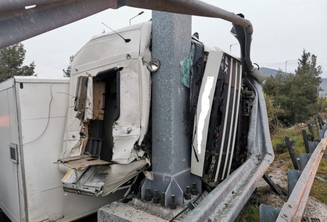 Ένας νεκρός σε τροχαίο με νταλίκα στη Λάρισα