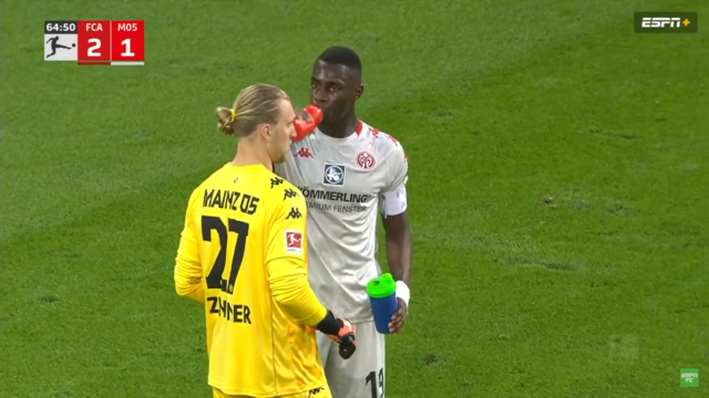 Διαιτητής διέκοψε αγώνα για να πιεί νερό παίκτης που τηρούσε το Ραμαζάνι [ΒΙΝΤΕΟ]