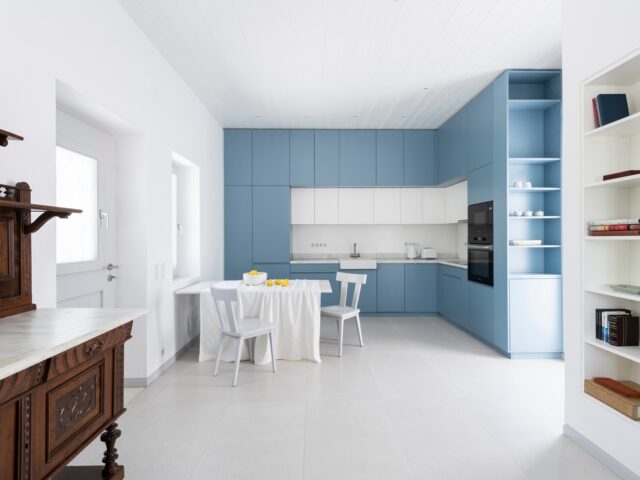 Μία κατοικία εμπνευσμένη από τη βυζαντινή εποχή, στον παραδοσιακό οικισμό της Παροικιάς