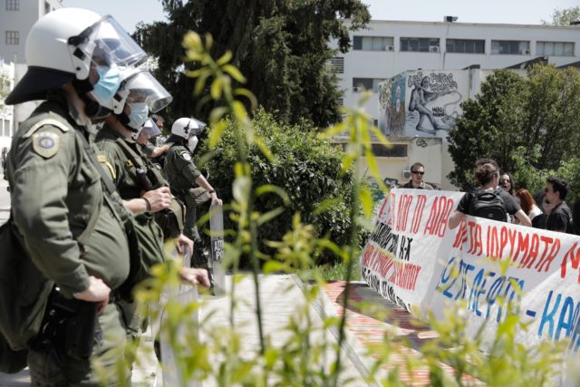 Επεισόδια και χημικά έξω από το κτήριο της ΣΘΕ στο ΑΠΘ [ΒΙΝΤΕΟ]