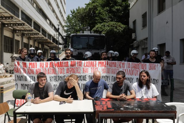Συνέντευξη Τύπου από φοιτητές του ΑΠΘ, μπροστά από τις αστυνομικές δυνάμεις