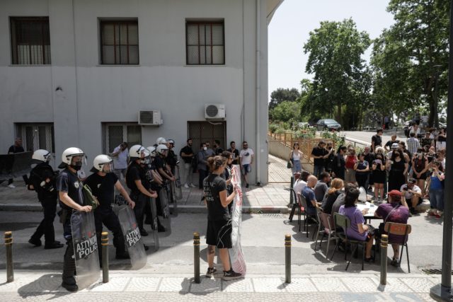 ΑΠΘ: Καθηγητές της Φιλοσοφικής ζητούν την απομάκρυνση των ΜΑΤ από το πανεπιστήμιο