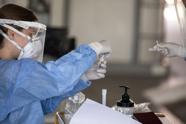 Κορωνοϊός: 4.141 κρούσματα, 17 νεκροί