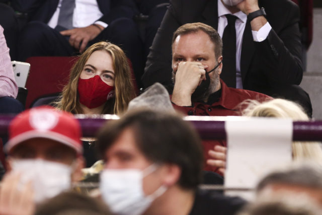 Το ματς του Ολυμπιακού κόντρα στη Μονακό παρακολούθησε η Έμα Στόουν μαζί με τον Γιώργο Λάνθιμο στο ΣΕΦ