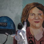 Οι Παλαιστίνιοι θάβουν σήμερα τη δολοφονημένη δημοσιογράφο και «αδελφή» τους, Σιρίν Αμπού Άκλεχ