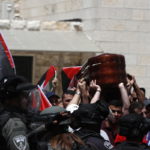 Οι επίσκοποι των Άγιων Τόπων κατηγορούν τον ισραηλινό στρατό για έλλειψη σεβασμού στην κηδεία της Σιρίν Αμπού Άκλεχ