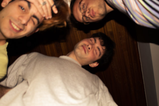 H αθηναϊκή indie pop γοητεία των Jimmy Knows ξεδιπλώνεται μέσα από το νέο τους music video για το “lovesongs”