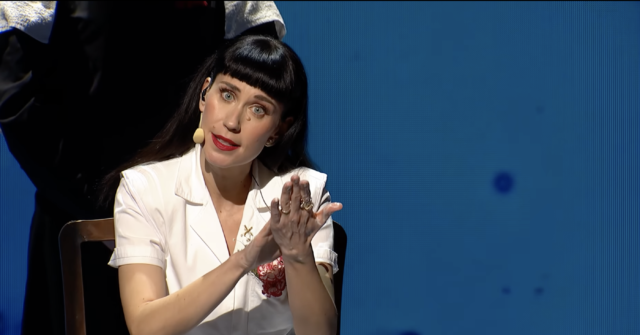 Eurovision 2022: Αίσθηση έχει προκαλέσει η συμμετοχή της Σερβίας – Η τραγουδίστρια πλένει τα χέρια της στην σκηνή