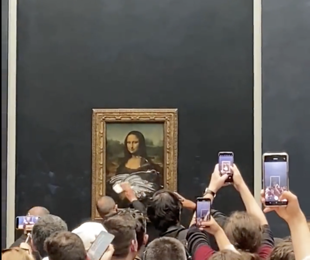 Λούβρο: Άνδρας μεταμφιεσμένος σε ηλικιωμένη γυναίκα πέταξε τούρτα στη Μόνα Λίζα [ΒΙΝΤΕΟ]