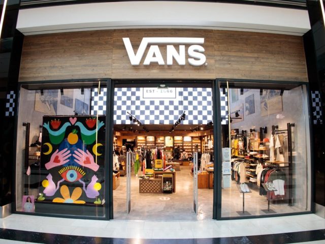 Πώς θα ανακυκλώσεις τα παλιά ρούχα και παπούτσια σου δίνοντας μια νέα πνοή στη γκαρνταρόμπα σου;