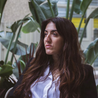 Μαρία Διακοπαναγιώτου: «Τις φοβίες τις ξορκίζω με αυτοσαρκασμό, έτσι ο δίπλα μου περνάει μια χαρά κι εγώ μέσα μου σκέτη μαυρίλα»