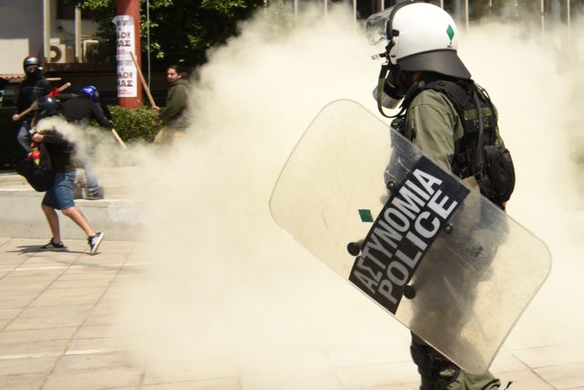 ΑΠΘ: Επεισόδια στο Τμήμα Βιολογίας – Τραυματίστηκε φοιτητής στο κεφάλι από χειροβομβίδα κρότου-λαμψης