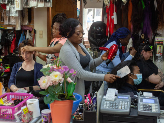 Στα αφρικανικά κομμωτήρια της Κυψέλης, η ιστορία αναβιώνει 