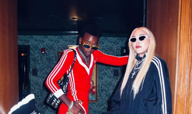 O γιος της Μαντόνα παρακολούθησε αγώνα μποξ με τη μητέρα του, φορώντας ένα κόκκινο φόρεμα