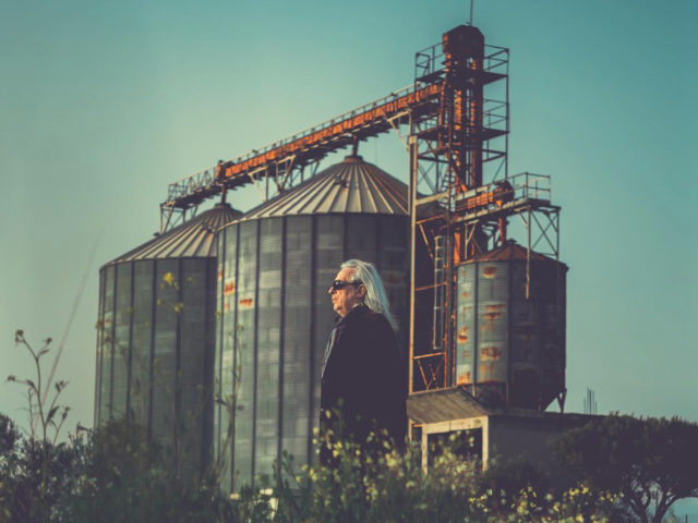 Όταν ο Γιάννης Αγγελάκας έχει κέφια, κάποιοι κοιμούνται ανήσυχα