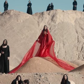 Yenna: Η Μαρίνα Σάττι δημιούργησε pop ύμνους βγαλμένους από τα μοιρολόγια της Ρούμελης