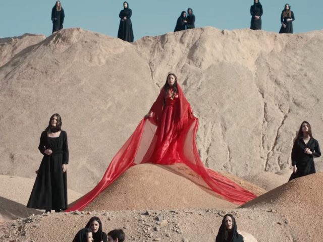 Yenna: Η Μαρίνα Σάττι δημιούργησε pop ύμνους βγαλμένους από τα μοιρολόγια της Ρούμελης