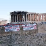 Πανό του ΚΚΕ στην Ακρόπολη με συνθήματα κατά του πολέμου και των στρατιωτικών βάσεων