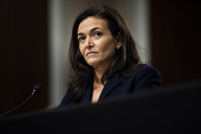 Φεύγει από το Facebook η Σέριλ Σάντμπεργκ – Ήταν το «δεξί χέρι» του Μαρκ Ζάκερμπεργκ επί 14 χρόνια