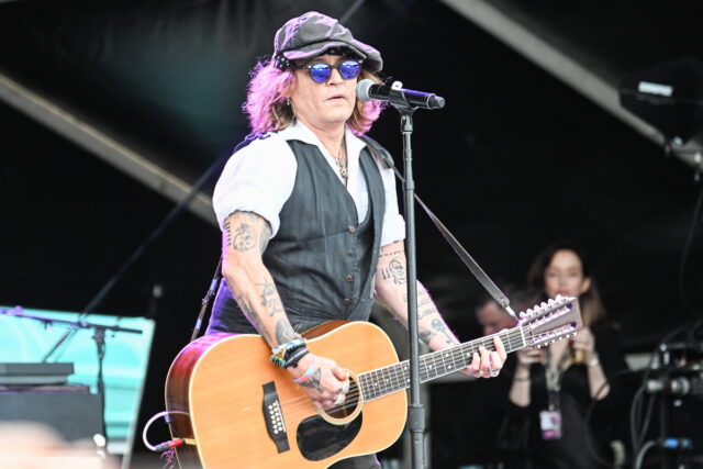 Ο Τζόνι Ντεπ ετοιμάζει περιοδεία με τους Hollywood Vampires το 2023