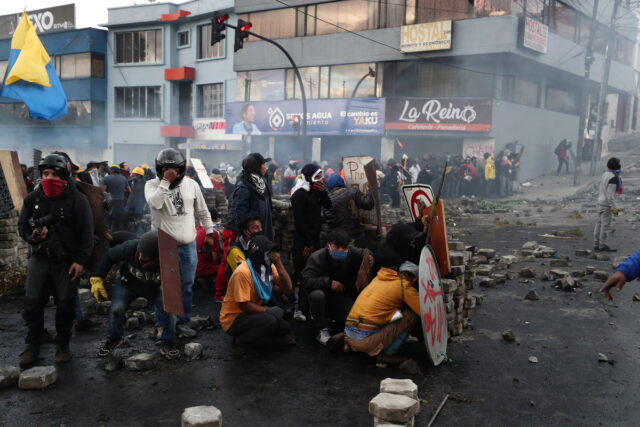 Ισημερινός: Eπεισόδια και άγρια καταστολή μπροστά στο κοινοβούλιο