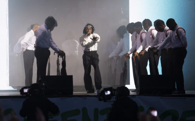 Το αγκάθινο στεφάνι και το μήνυμα του Κέντρικ Λαμάρ για τις αμβλώσεις [ΒΙΝΤΕΟ]