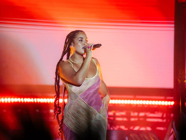 20 φωτογραφίες από το βράδυ που η Jorja Smith σαγήνευσε το κοινό του SNF Nostos 2022