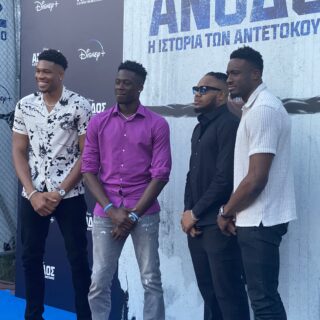 Χαμός στην προβολή της ταινίας Rise στα Σεπόλια, με τον Γιάννη Αντετοκούνμπο και την οικογένειά του παρόντες