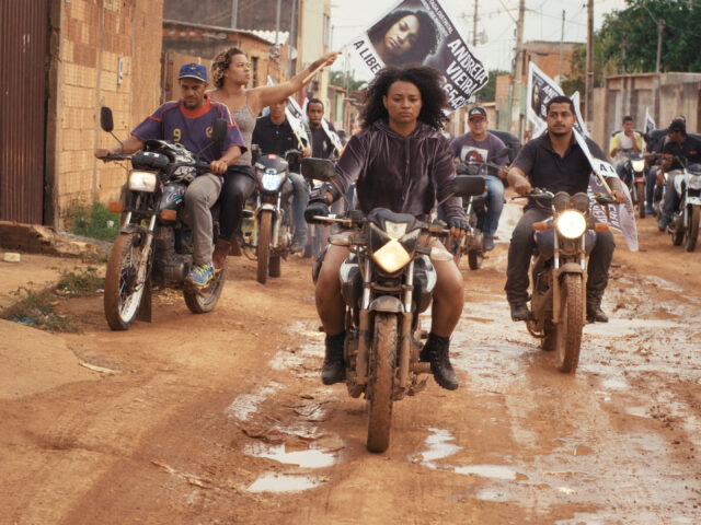 Ξερή γη που φλέγεται: Μια εκρηκτική ιστορία στη Βραζιλία μεταξύ γουέστερν και queer μανιφέστου