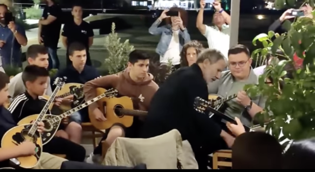 Σταύρος Ξαρχάκος: Διευθύνει κομπανία παιδιών σε ταβέρνα με το ίδιο πάθος που διευθύνει και στο Ηρώδειο [ΒΙΝΤΕΟ]