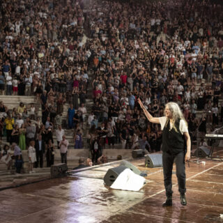 H Patti Smith στο Ηρώδειο μας έκανε να νιώσουμε βαθιά το “people have the power”