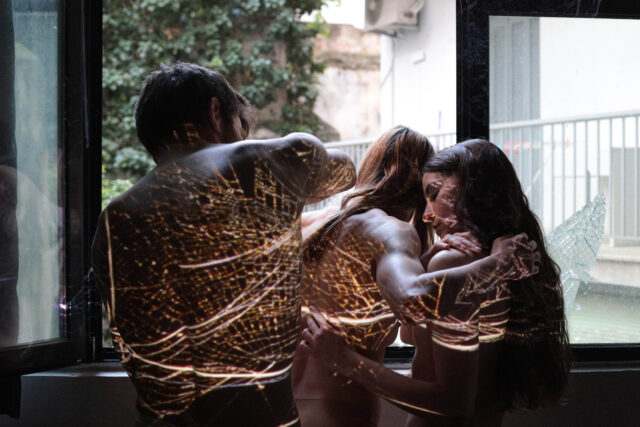 «Ιs it day or is it night?» της Μαριέλας Νέστορα από την ομάδα YELP danceco. στο θέατρο Θησείον