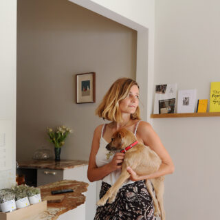 Adad Books: Ένα go go bar στα Πετράλωνα μετατράπηκε σε βιβλιοπωλείο-καφέ για visual arts και όχι μόνο