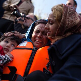 Ζωές σε αναμονή: Οι συνθήκες διαβίωσης των γυναικών στις προσφυγικές δομές των ελληνικών συνόρων