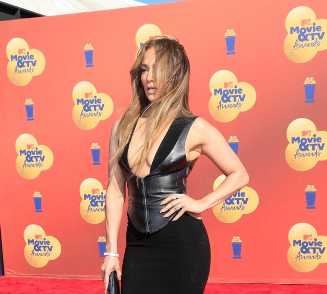 Τζένιφερ Λόπεζ: Γιόρτασε τα 53 λανσάροντας κρέμα για τα οπίσθια [ΒΙΝΤΕΟ]