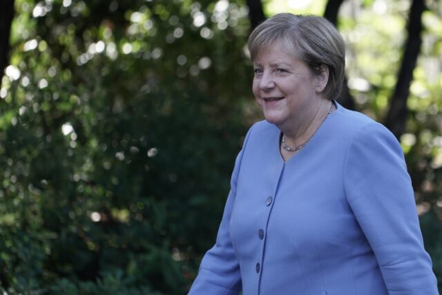 H Μέρκελ υπερασπίζεται την πολιτική της έναντι του Πούτιν