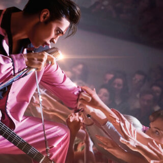 Έλβις: Mια αστραφτερή βιογραφική ταινία για το αστέρι που δεν έσβησε ποτέ – και ένα νέο που γεννιέται