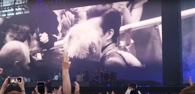 Ηλικιωμένος άντρας έκανε crowdsurfing σε συναυλία των Killers [ΒΙΝΤΕΟ]