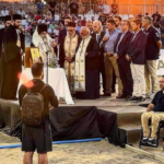 Σκοταδιστικές εικόνες ντροπής: Ιερείς στην εξέδρα και ο πρόεδρος της Παραολυμπιακής Επιτροπής μόνος στο αμαξίδιο από κάτω