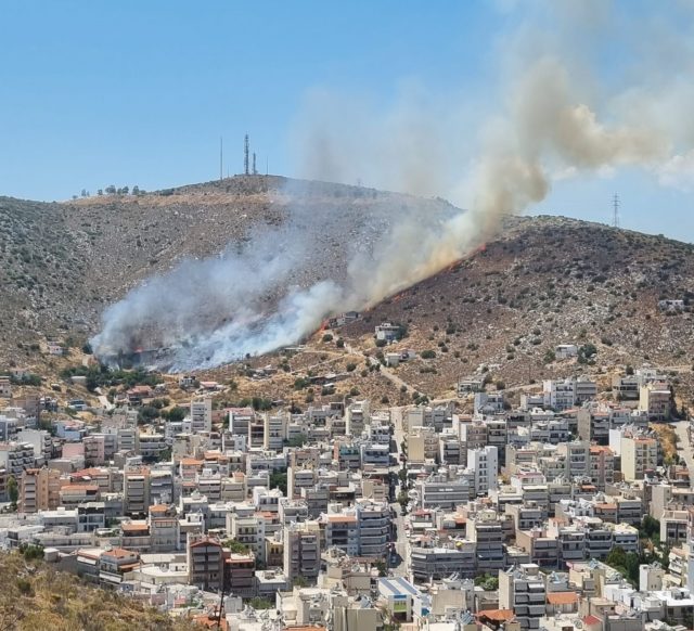 Πυρκαγιά στο Σχιστό κοντά σε κατοικημένη περιοχή