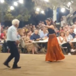 Σχοινούσα: 89χρονος χόρεψε με την εγγονή του σε τοπική γιορτή κι έγινε viral [BINTEO]